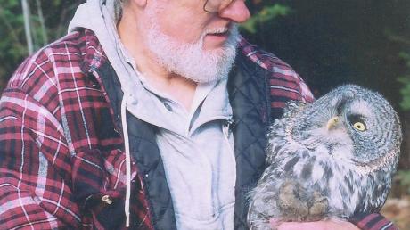 „Zwei Bartkäuze“ – so kommentierte Erwin Meissner das Foto, auf dem er mit dem uhugroßen Vogel zu sehen ist. 