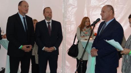 Lauingens Bürgermeister Wolfgang Schenk, Bezirksbürgermeister Stefan Komoß (M.-Hellersdorf) sowie Bürgermeister Mieczyslaw Podmokly (Tichy) (von links) bei den Feierlichkeiten.  

