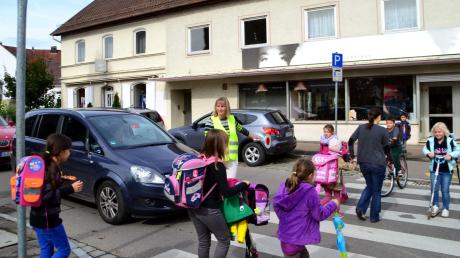 Sandra Kränzle steht jeden Mittwoch am Zebrastreifen an der Brüderstraße, hält Autos auf und sorgt dafür, dass die Schulkinder sicher über die Straße kommen. Viele Autofahrer seien rücksichtslos, sagt sie. 