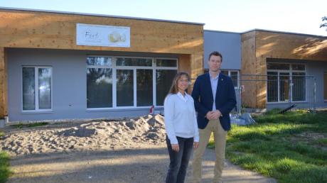 Der Kindergarten- und Krippenneubau in Haunsheim geht gut voran. Darüber freuen sich Leiterin Claudia Rink und Bürgermeister Christoph Mettel.  
