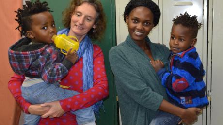 Angela von Heyden (links) ist im Arbeitskreis Asyl Höchstädt und seit Juli Patin von Catherine und ihren Söhnen Isaiah (links) und Israel. 
