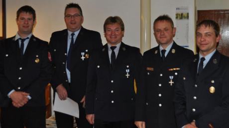 Langjährige Feuerwehrler sind in Schabringen geehrt worden: Tobias Scheitenberger (Zweiter Kommandant), Thomas Sing, Hubert Rehm, Jürgen Schön (Kreisbrandmeister) und Stefan Burger (Kommandant). 
