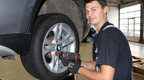 Azubi Samuel Märkl montiert gerade einen Winterreifen im Autohaus Joas in Dillingen. Der 17-jährige befindet sich im ersten Jahr seiner Lehre zum Kfz-Mechatroniker und hat allerhand zu tun. Die meisten Menschen im Landkreis haben ihre Reifen schon wechseln lassen.  
