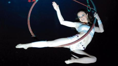 Artistin Sabrina vom Moskauer Circus International zeigt ihr Können an einem Reifen hoch über dem Manegenboden. 
