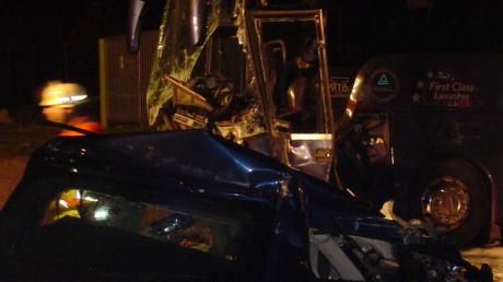 Bei einem Zusammenstoß mit einem Reisebus kam in der Nacht zum Samstag ein 20-Jähriger auf der B16 bei Höchstädt ums Leben. Der Busfahrer wurde schwer verletzt.  