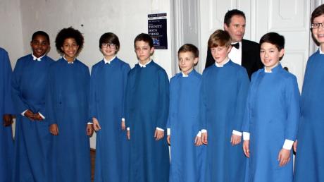 Die Sänger des „Trinity Boys Choir“ gastierten auf Schloss Höchstädt. Komplett in Blau gekleidet zogen die neun Sänger in den Schertlinsaal des Schlosses ein.  
