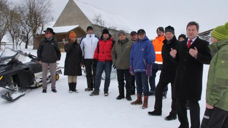 Die Inbetriebnahme des Motorschlittens durch den Skiclub Oberliezheim nahmen Landrat Leo Schrell (2. von rechts) und Bürgermeister Michael Holzinger (3. von rechts) für einen spontanen Besuch der Liftanlage zum Anlass.  

