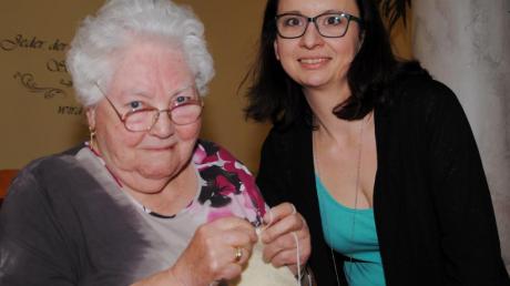 Anja Schweyer ist die beste Altenpflegeschülerin im Landkreis Dillingen – und auch eine Lieblingspflegerin von Bewohnerin Anna Rieder. 