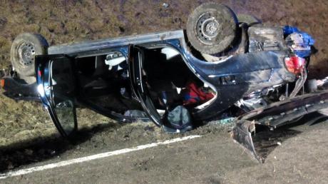 Bei einem Unfall am Montagabend überschlug sich das Auto eines 22-Jährigen. Dieser verschanzte sich anschließend im Wagen.  
