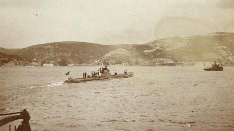 Das deutsche U-Boot 35 bei der Ausfahrt ins Schwarze Meer. 