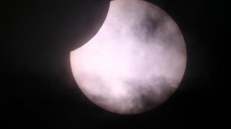 Heute Vormittag wird der Mond die Sonne teilweise verdecken – und wenn das Wetter mitspielt, wird das gut zu sehen sein. Das Archivbild stammt aus der Sternwarte Gundremmingen.  
