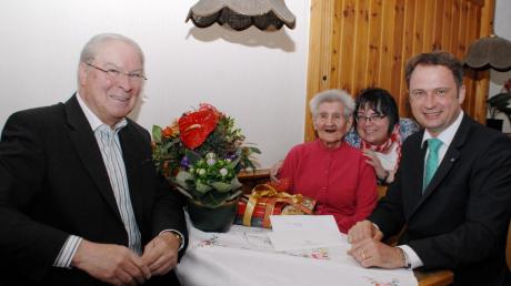 Das Lachen auch mit 100 Jahren nicht verlernt hat Sophia Ferber. Gestern bekam sie Besuch von Oberbürgermeister Frank Kunz (rechts) und Landrats-Stellvertreter Hans-Jürgen Weigl. Mit im Bild Enkelin Andrea Krauth, die die Senioren pflegt. 