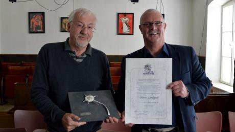 Günter Landgraf (links) bekam von DZ-Redaktionsleiter Peter von Neubeck die Silberdistel und eine Urkunde unserer Zeitung überreicht. Landgraf wurde damit für sein jahrzehntelanges Engagement für Kleinkunst ud Kabarett ausgezeichnet.