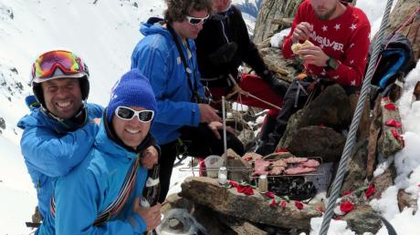 Rustikales Grillen unter Männern in dünner Luft auf über 3150 Metern im Kaunertal im Gletschergebiet: Eberle und seine Skikameraden.