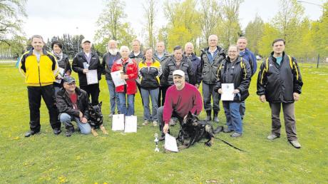 Motiviert trotz des Regens: Die Teilnehmer bei der Frühjahrsprüfung des Schäferhundevereins in Lauingen.  	