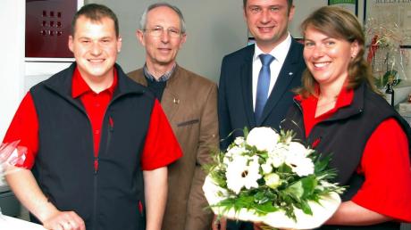 Nach dem kirchlichen Segen (von links): Bernd Jünger, Stadtpfarrer Wolfgang Schneck, Oberbürgermeister Frank Kunz, Nadine Jünger.  	