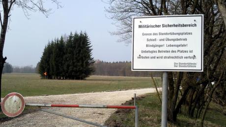 Nur mit Genehmigung des Standortältesten darf das Übungsgelände der Bundeswehr südlich der Donau bei Dillingen betreten werden. 	