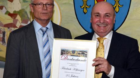 Bürgermeister Friedrich Käßmeyer aus Glött wurde für seine 25-jährige ehrenamtliche Tätigkeit von der Gemeinde durch Zweiten Bürgermeister Wolfgang Herzog mit einer Urkunde geehrt. 	