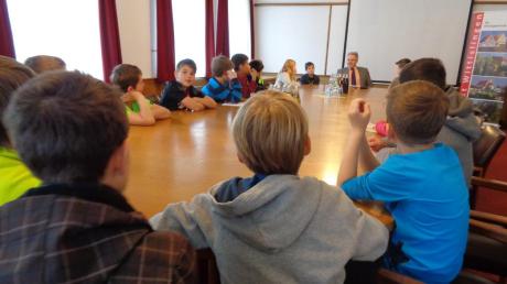Die Kinder der Grundschule diskutierten mit Bürgermeister Ulrich Müller über seine Aufgaben.  	
