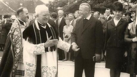 Am 18. Juli 1965 feierte Pfarrer Matthias Korn (im Vordergrund) sein goldenes Priesterjubiläum in seinem Heimatort Bissingen. Links dahinter der damalige Ortspfarrer Wunibald Hitzler. 