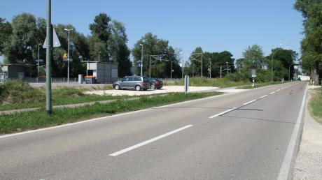 Hier sollen die Buswendeschleifen an der Park-and-Ride-Anlage beim Blindheimer Bahnhof (rechts im Hintergrund) gebaut werden.  	