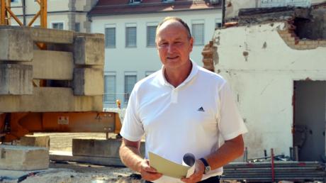 Für Bürgermeister Wolfgang Schenk sind die Bauarbeiten auf dem Hirsch-Areal eines der wichtigsten Projekte der Stadt.