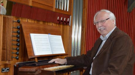 Siegfried Müller spielt seit 50 Jahren die Orgel in Syrgenstein. Viele der Stücke kann er mittlerweile aus dem Gedächtnis spielen. 