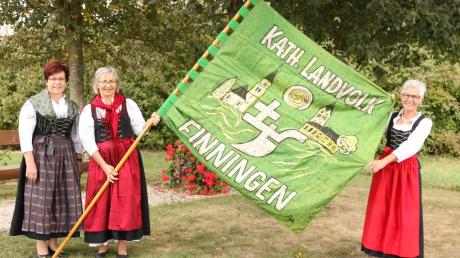 Mit dem Banner der Ortsgruppe Finningen des Katholischen Landvolks: (von links) Gertrud Hohenstatter, Resi Schilling und Annemarie Oblinger. Die Gruppe feiert jetzt ihr 40-jähriges Bestehen.  	