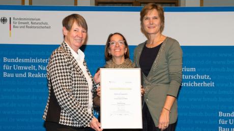 Bundesministerin Dr. Barbara Hendricks (links) zeichnete Christiane Steck und Claudia Hammer-Rehm stellvertretend für den Helferkreis Syrgenstein in Berlin aus.  	