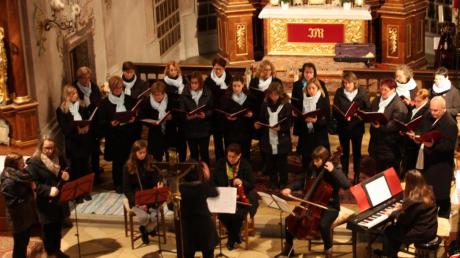 Alle Mitwirkenden am festlichen Konzert „Advent in Buggenhofen“ versammelten sich zum Schlusschor im Altarraum der Wallfahrtskirche. 	