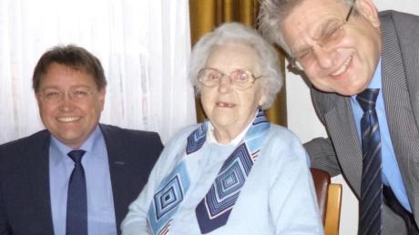 Gratulation zu einem ganz besonderen Geburtstag (von links): Bürgermeister Jürgen Frank, Theresia Lang und Vizelandrat Alfred Schneid. 	