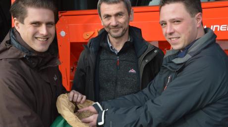 Im Bild von links Stephan Hasse und Robert Knittel vom Amt für Ernährung, Landwirtschaft und Forsten in Wertingen und Landwirt Matthias Kleiber aus Medlingen. In der Hand hält er Samen verschiedener Zwischenfrüchte. 
