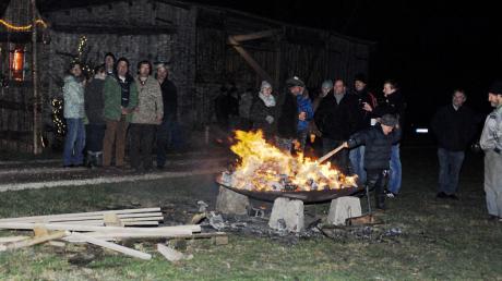 An der Hütte, unweit des Mahnkreuzes in Schwenningen, protestierten die Bürger mit einem Mahnfeuer gegen die Flutpolder und feierten Advent. 	