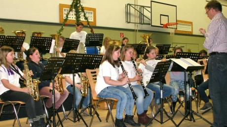 Was sie binnen weniger Monate gelernt haben, zeigten die jungen Musiker der Bläsergruppe der Mittelschule Bissingen auch bei der Weihnachtsfeier der Schule, wo sie von Jochen Ruf dirigiert wurden. 