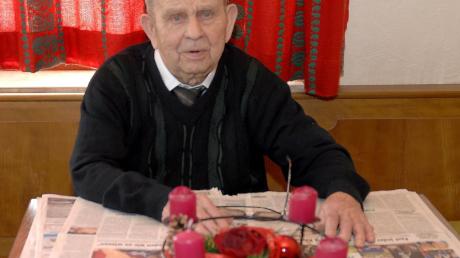 Ludwig Rieß aus Hochstein feiert heute seinen 100. Geburtstag. Immer noch hilft er in der Gastwirtschaft seines Sohnes aus.  	