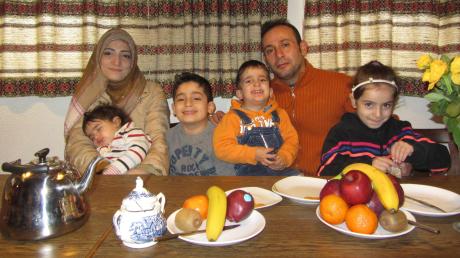 Glücklich wiedervereint in Finningen ist Familie Hussein: (von links) Mutter Samah Altaouba (28 Jahre), Jana (ein Jahr), Qusai (sieben Jahre), Hussein (drei Jahre), Vater Ali Hussein (36 Jahre) und Tochter Raghab (sechs Jahre).  	