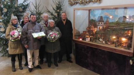 Auf dem Bild von links: Michaela Hörger, Karin Fauser, Ernesto Paolo de Angelo, die Eheleute Gerald und Ingrid Fischer sowie Kirchenpfleger Joachim Drost. Als Dankeschön für den Einsatz an der Krippe gab es Blumen. 