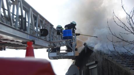 Ein Einfamilienhaus im Baugebiet Bruckwörth in Höchstädt ist gestern Mittag ausgebrannt. Die Brandursache steht noch nicht fest. Den Sachschaden gibt die Polizei mit etwa 100000 Euro an. 