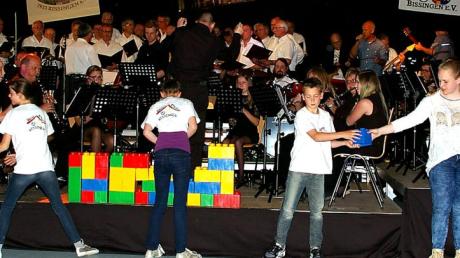 Die Original Kesseltaler Blasmusik, Chorgemeinschaft, Kessel-Rock und Bläserklasse beim Pink-Floyd-Song „Another brick in the wall“.  	