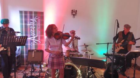 Eine mitreißende Vorstellung bot die schottische Folkrock-Band Aurelia bei ihrem Auftritt im Schloss Bissingen.  	