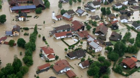 Das Foto zeigt Simbach am Inn am 1. Juni dieses Jahres. Vor solch einer Überschwemmung fürchten sich auch die Wolpertstetter. Deswegen sollen potenzielle Hochwasser-Gefahrenstellen im Ort erkundet werden. 	