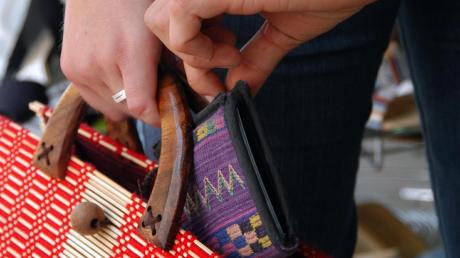 Am Dienstagabend entwendete in Möttingen eine unbekannte Person den Geldbeutel einer 25-Jährigen aus ihrer Handtasche.