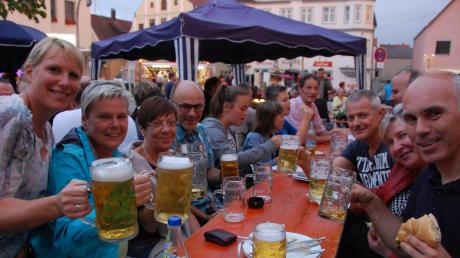 Hier war das Wetter am Samstagabend beim Höchstädter „Stadtfest mit Herz“ noch optimal: Martina Maneth (links) servierte den Gästen Getränke und kulinarische Köstlichkeiten. 