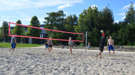 Direkt neben dem See wurde ein Sandplatz angelegt, auf dem die Besucher Beachvolleyball spielen können. 