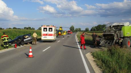 Am 8. August kollidierte zwischen Binswangen und Höchstädt eine Autofahrerin mit einer Ballenpresse und wurde dabei schwer verletzt. Die Polizei sucht nun die Ersthelferin. 