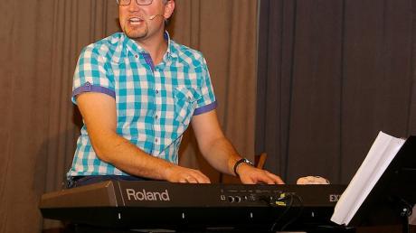 Kabarettist Stefan Otto begeisterte mit seinem Programm „D´Welt is verruckt“ die Besucher eines Gastspiels in Blindkeim. 