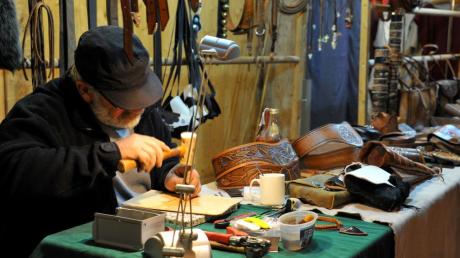 Auf dem Weihnachtsmarkt auf dem Stettenhof konnten die Besucher auch Handwerkern bei der Arbeit zusehen. 