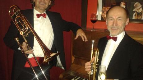 Harald Bschorr, Posaunist und Bandleader der All Swing Big Band, und sein langjährigen Musikerkollege, der Trompeter Stefan Wiedemann (rechts), stimmten die Besucher auf beschwingte Weihnachten ein.  	