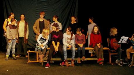Die Schauspielerinnen und Schauspieler der Jungen Bühne in Lauingen begeisterten mit ihrem witzigen und humorvollen Bühnenspiel ihr Publikum, wobei auch das von Marlene Götz geschrieben Stück gelobt werden muss. 