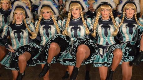 Der Auftritt der Prinzengarde der Finndonia war einer der Höhepunkte beim Hofball im Schlössle in Finningen. Dabei hatten die Tänzerinnen trotz der Anstrengung immer ein Lächeln im Gesicht. 